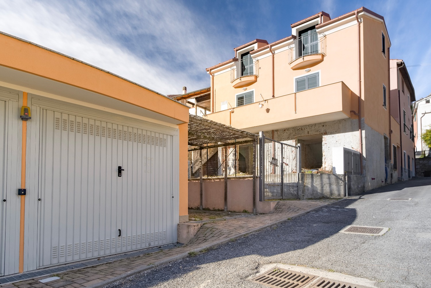 APPARTAMENTO DI 80 MQ DA RISTRUTTURARE CON POSTO AUTO