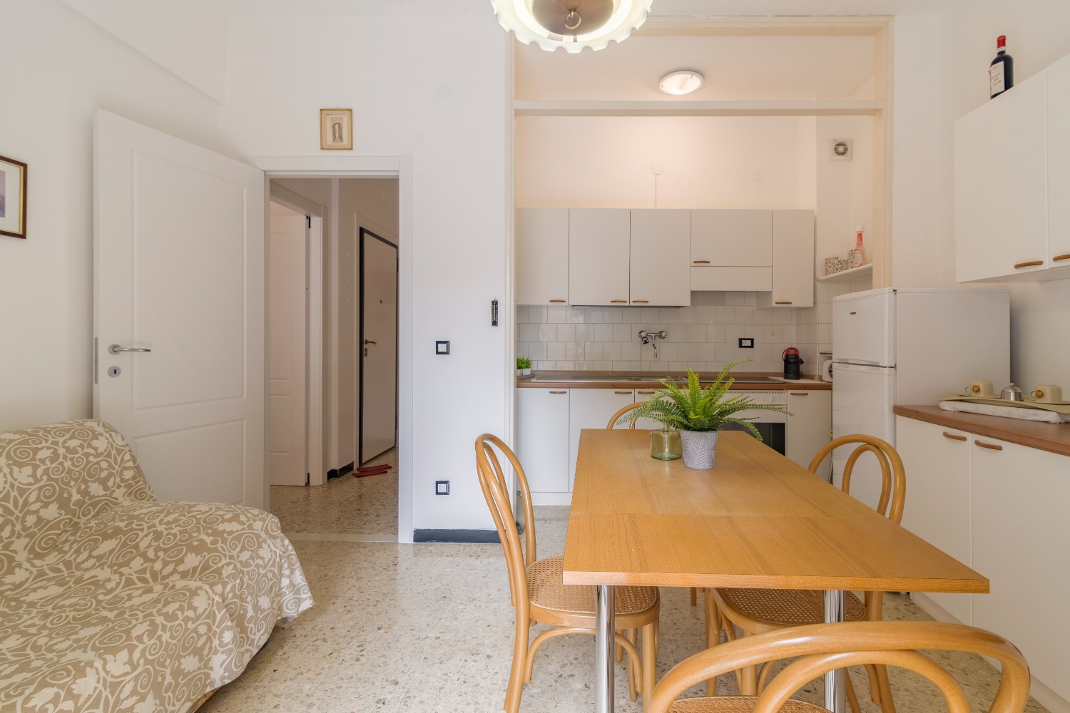 TRILOCALE VISTA MARE IN VENDITA AL CONFINE CON LOANO