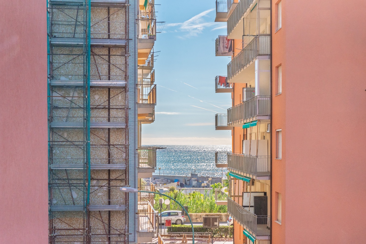 BILOCALE IN VIA PONTI CON BALCONI SCORCIO MARE