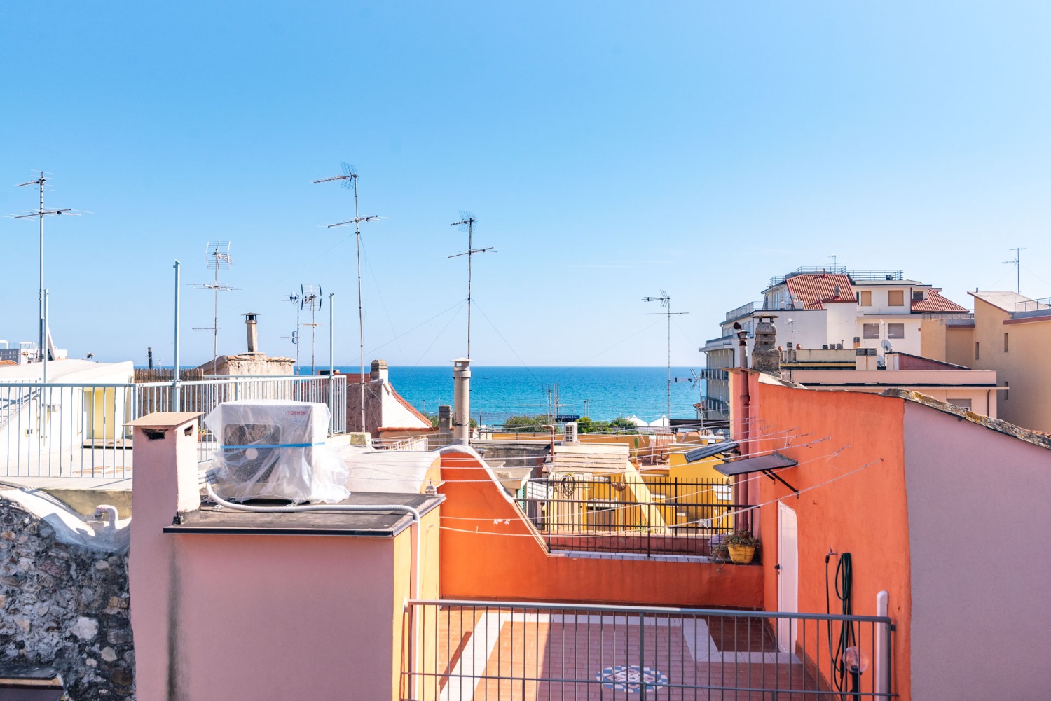 QUADRILOCALE CON TERRAZZO A 150 MT DAL MARE!