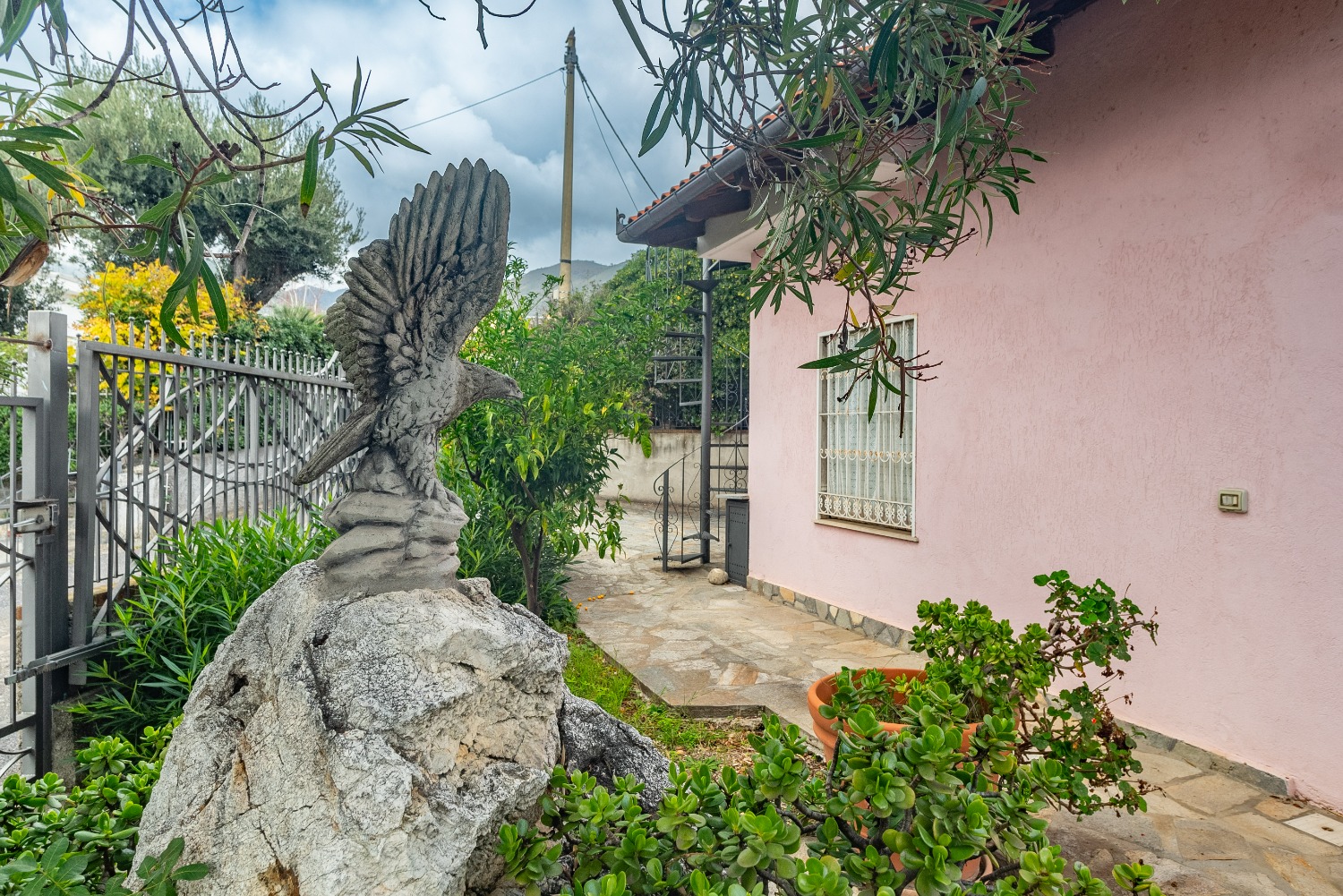 Affascinante Villino con Vista Mare e Ampia Corte.