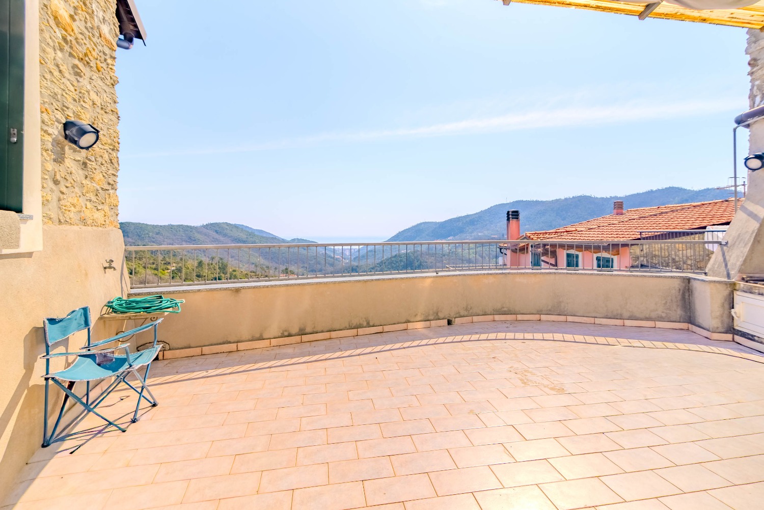 Trilocale con terrazza vista mare !!