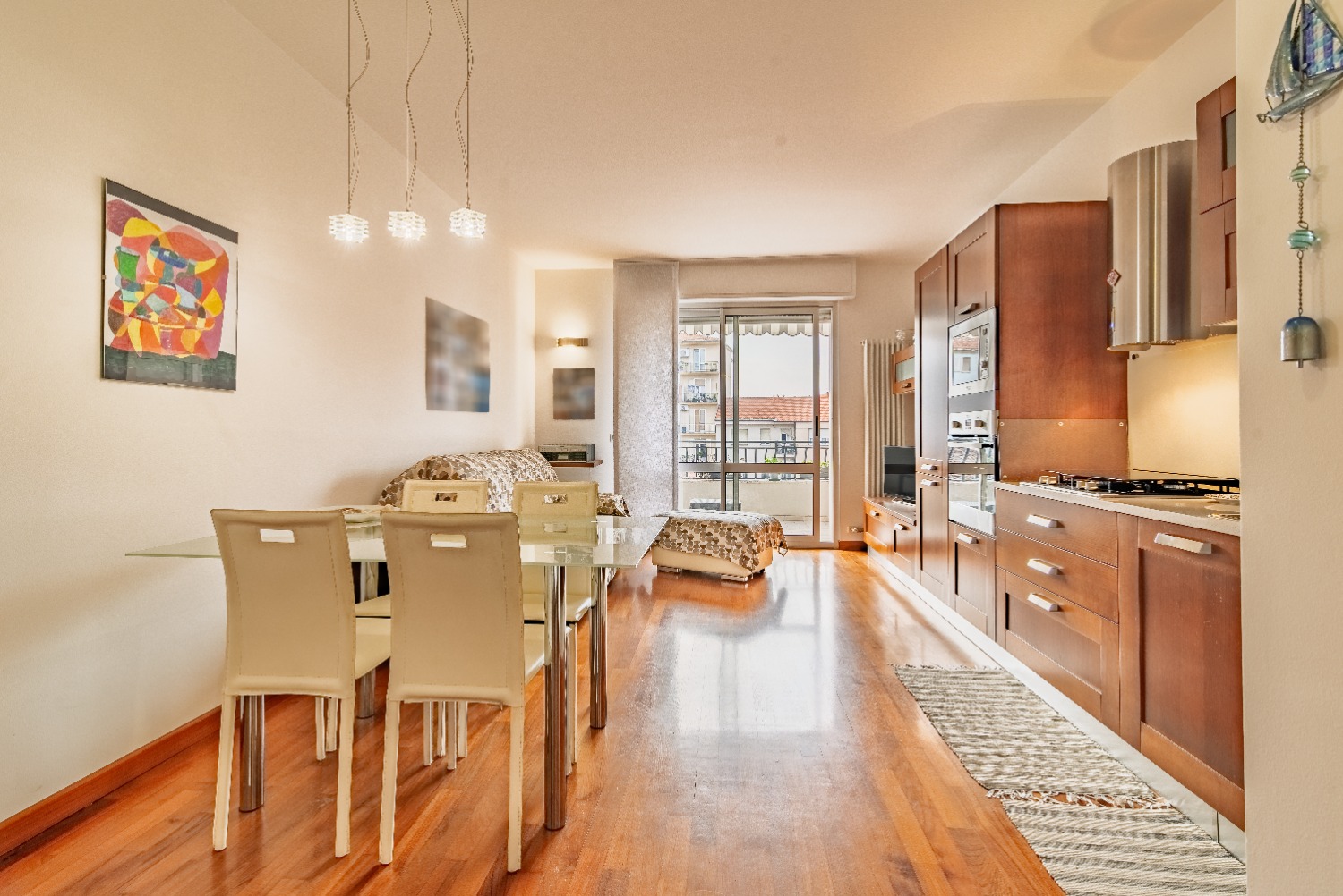 TRILOCALE IN ZONA CENTRALE CON TERRAZZI E BOX AUTO!