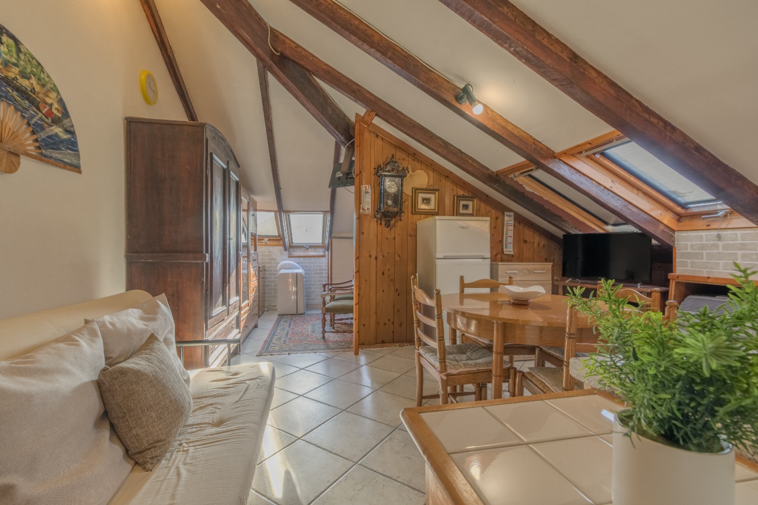 MONOLOCALE AL CONFINE CON LOANO CON POSSIBILITà BOX