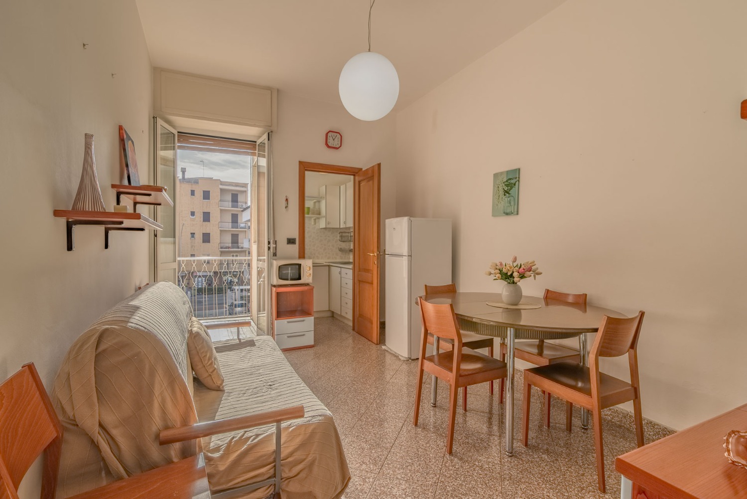 TRILOCALE A 200 METRI DAL MARE CON CANTINA!