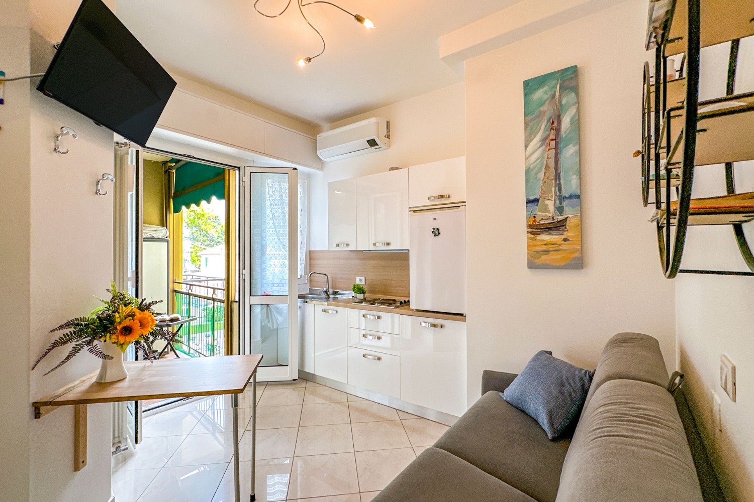 MONOLOCALE CON BALCONE a 200 MT DAL MARE