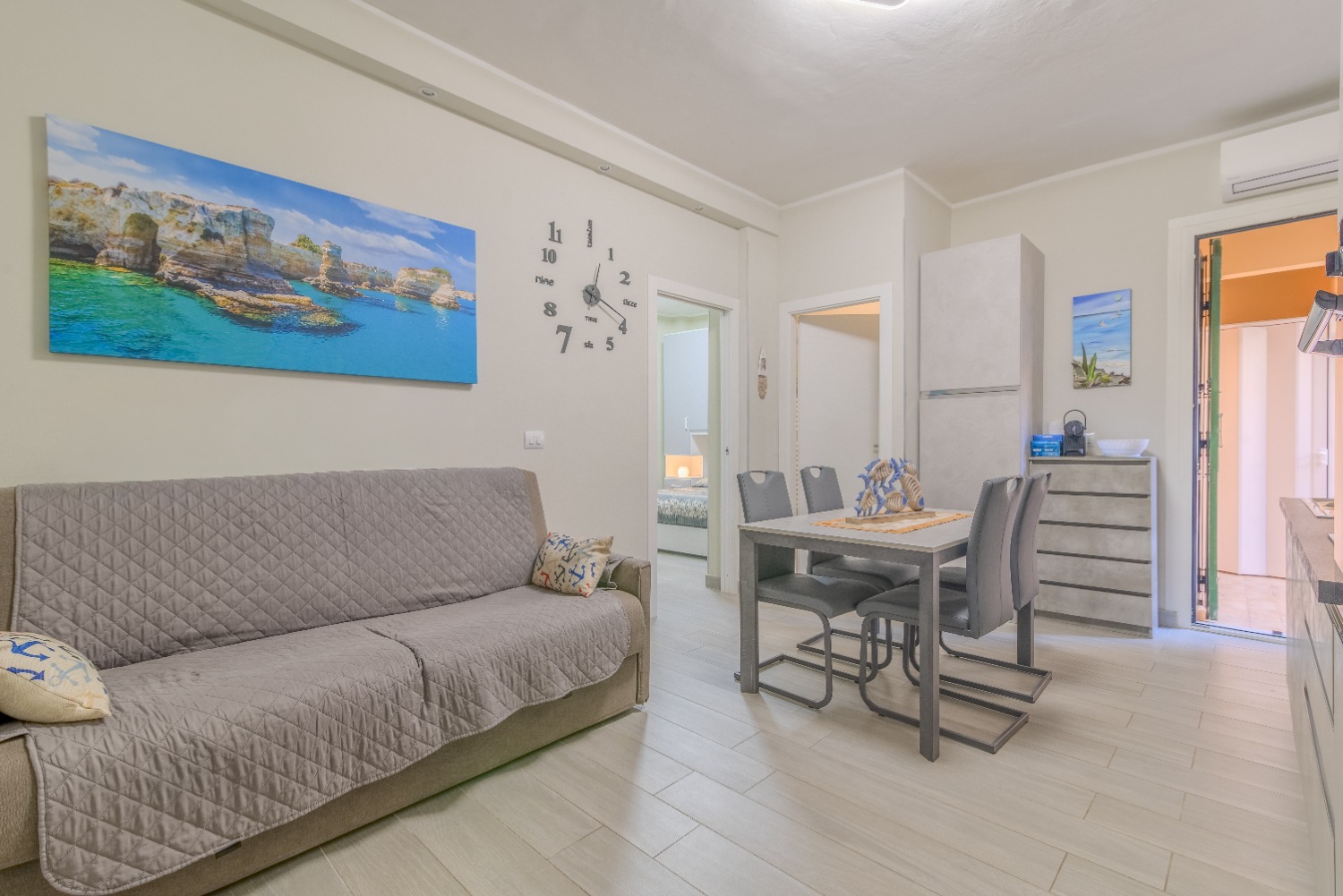 BILOCALE RISTRUTTATO , A SOLI 20 METRI DAL MARE