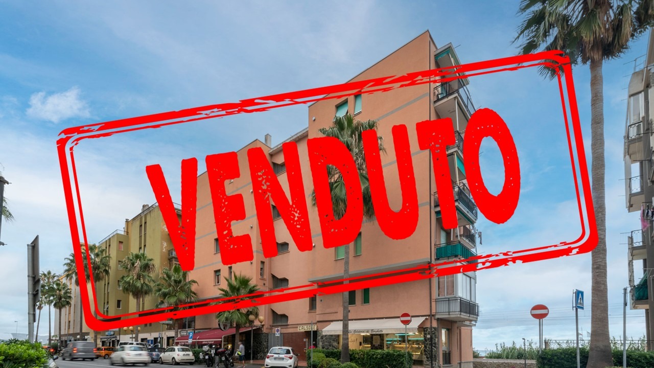 BOX AUTO IN VENDITA A 50 METRI DAL MARE IN C.SO EUROPA