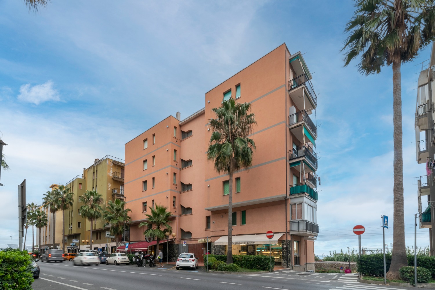 BOX AUTO IN VENDITA A 50 METRI DAL MARE IN C.SO EUROPA