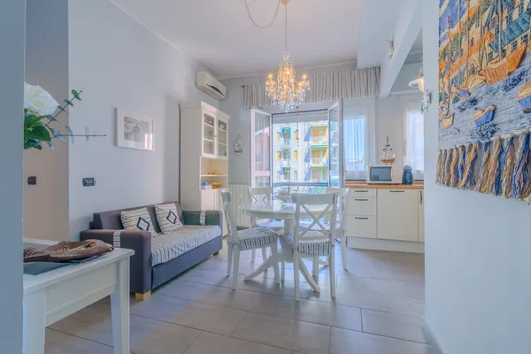 TRILOCALE RISTRUTTURATO A 70 METRI DAL MARE