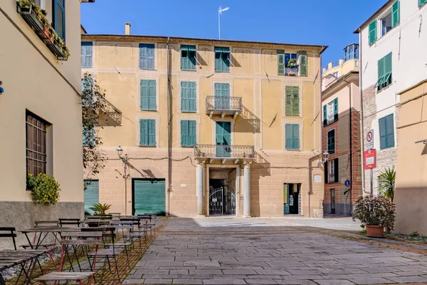 TRILOCALE CON DOPPI SERVIZI NEL CUORE DI ALBENGA!