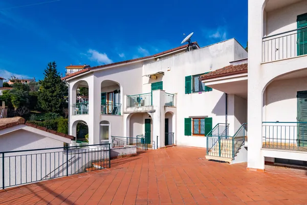 AMPIO BILOCALE CON VISTA MARE AL CONFINE CON LOANO!