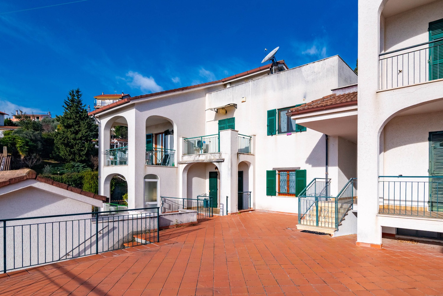 AMPIO BILOCALE CON VISTA MARE AL CONFINE CON LOANO!