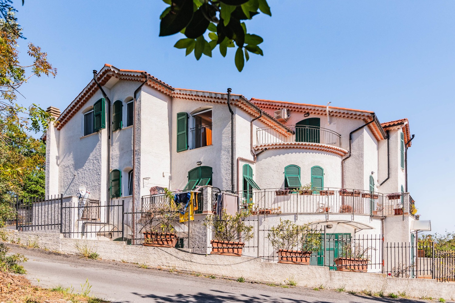 TRILOCALE CON BALCONE VISTA MARE