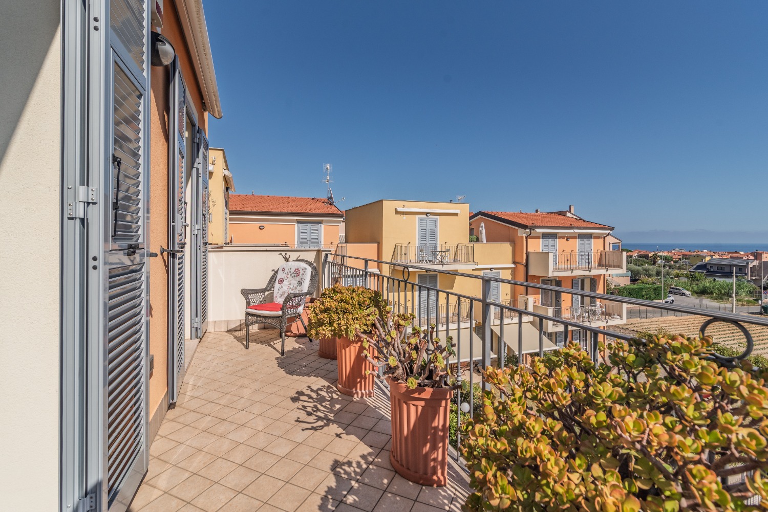 BILOCALE VISTA MARE CON BALCONI,TERRAZZO, POSTO AUTO