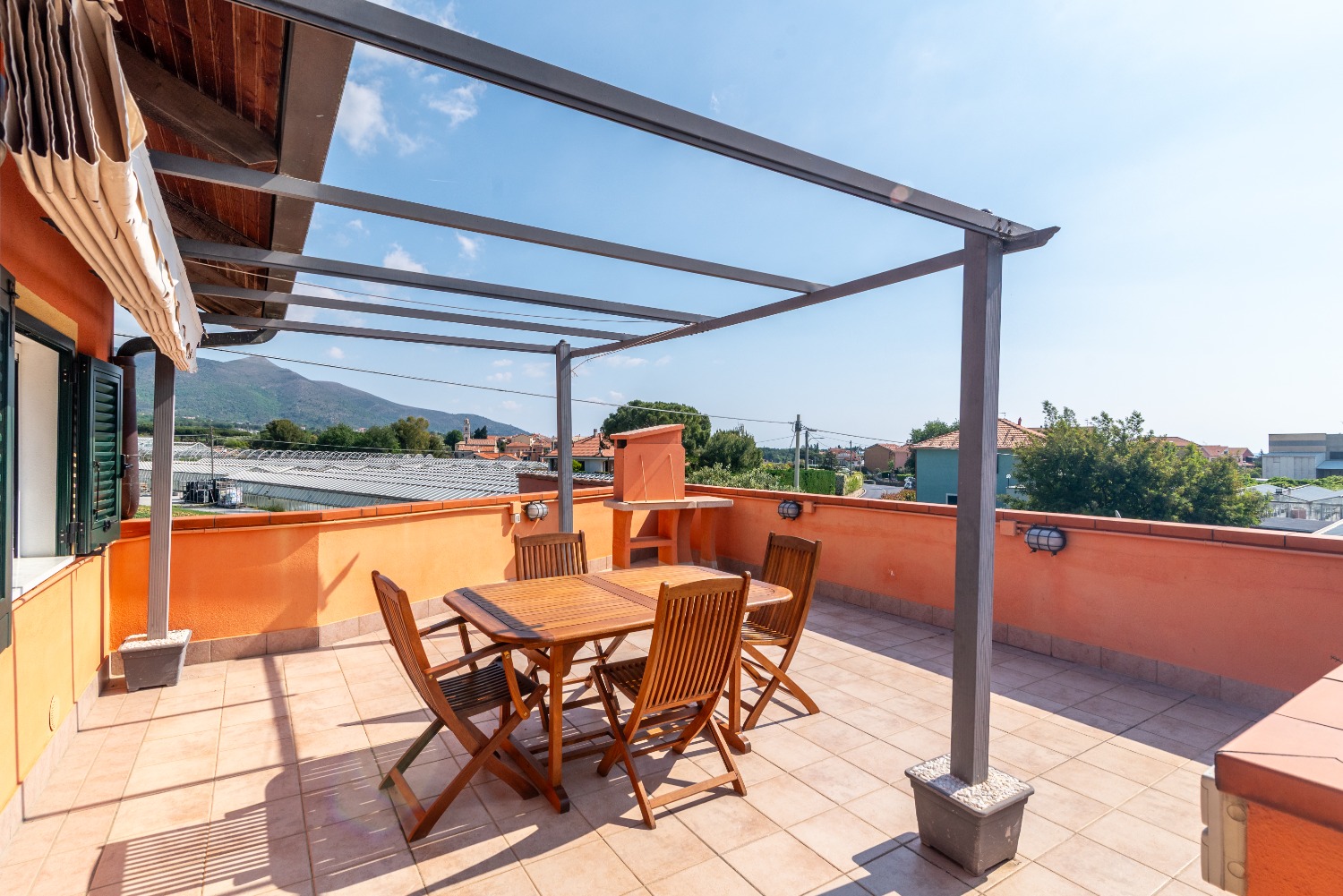 BILOCALE CON TERRAZZO, POSTO AUTO E CANTINA!