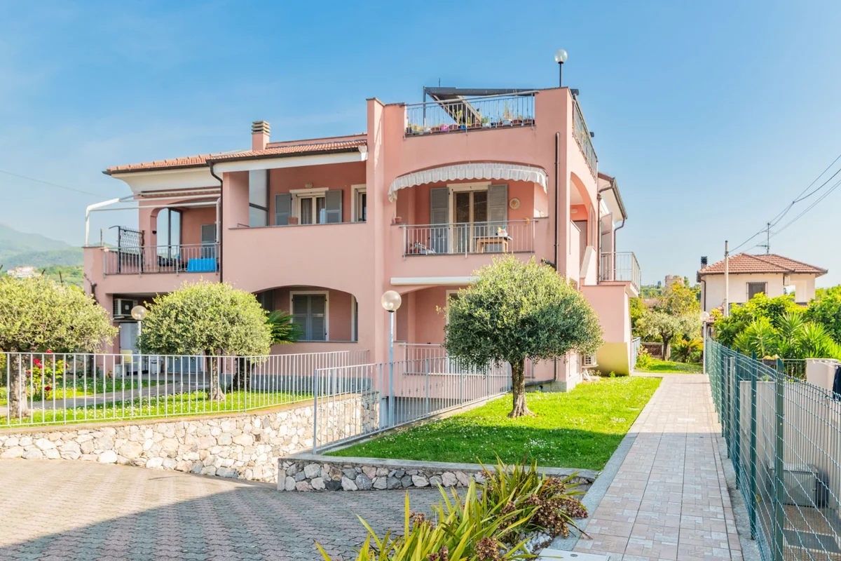Trilocale in villa con terrazza e posto auto coperto!