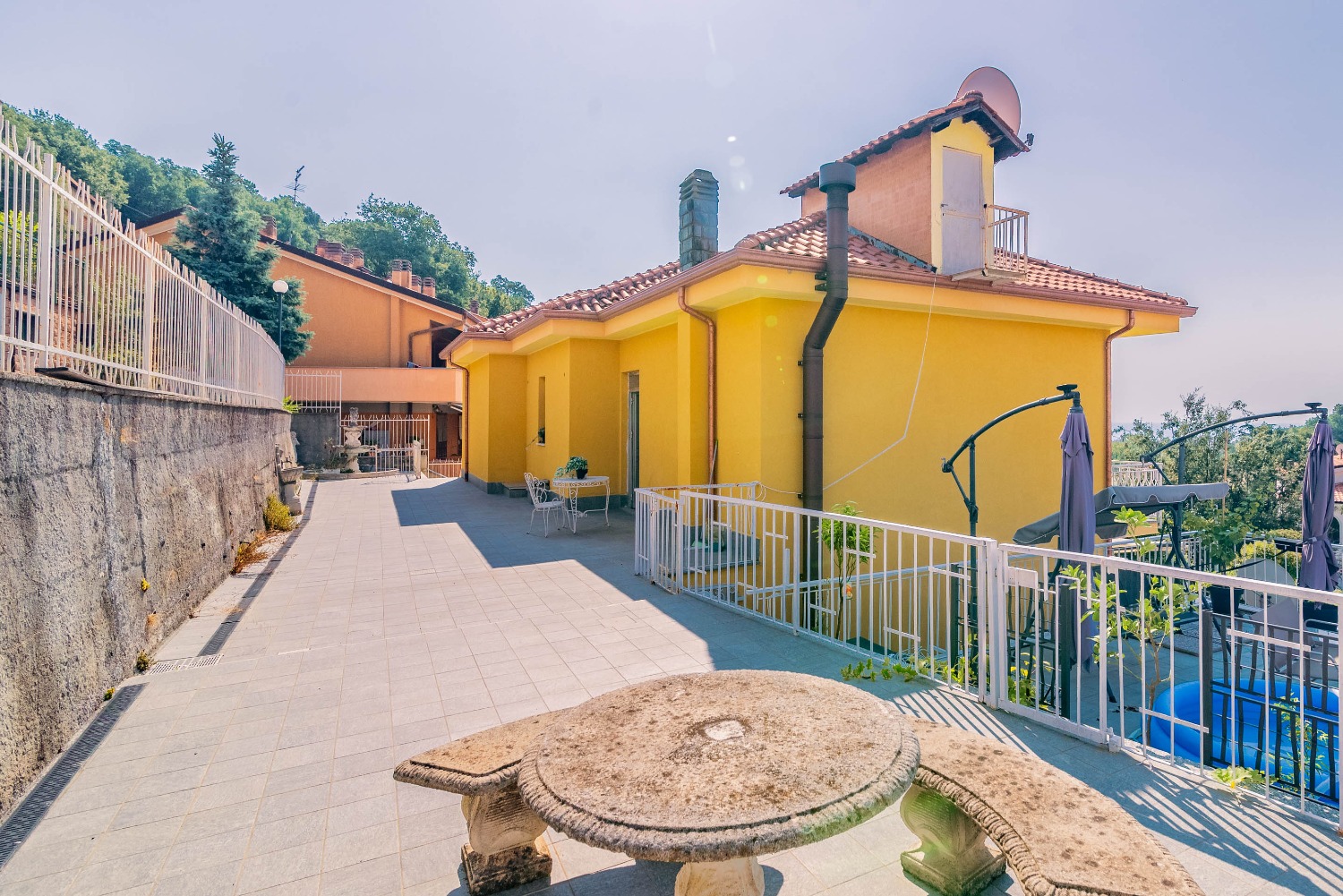 QUADRILOCALE IN VILLA CON TERRAZZA E VISTA MARE