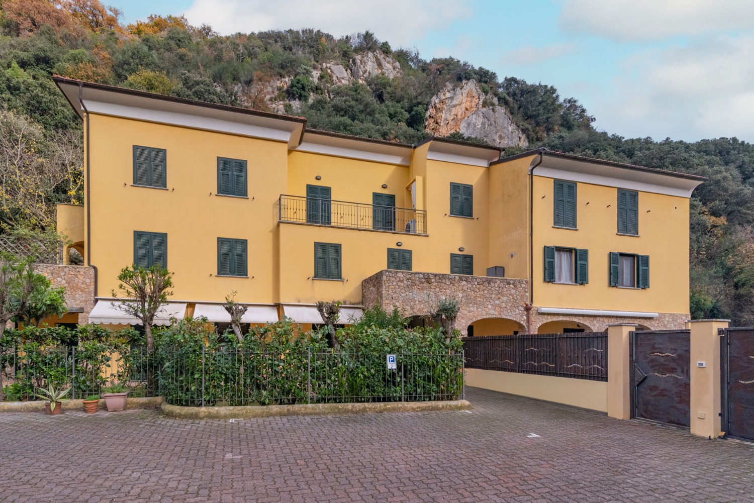 Trilocale con giardino a pochi passi da Finalborgo !!